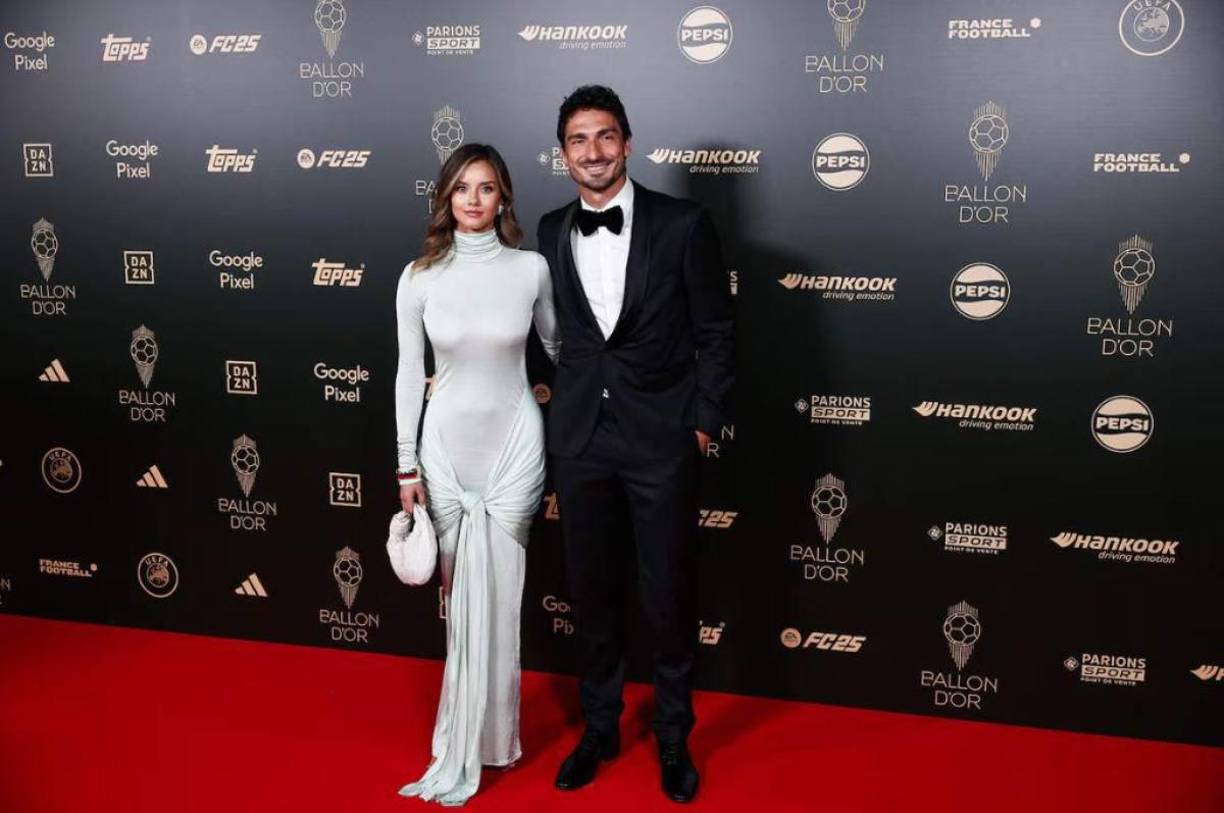 Matt Hummels juntoa su linda esposa. La chica fue de las más hermosas en la gala del Balón de Oro. 