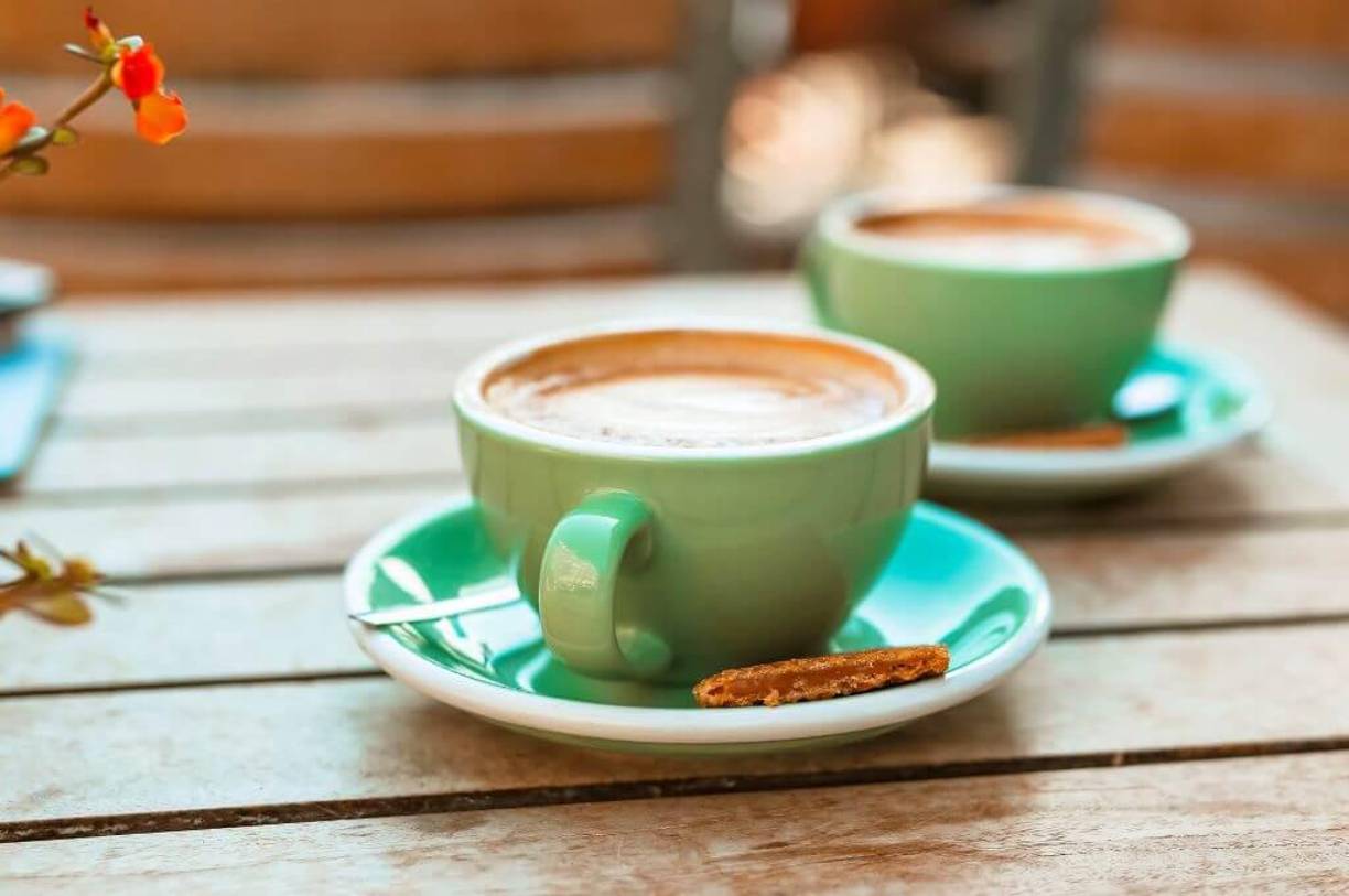 El chai latte es una mezcla de té negro con especias como canela, cardamomo, clavo y jengibre. Esta bebida no solo es deliciosa, sino que también ayuda a mejorar la digestión y a aumentar la circulación sanguínea3.