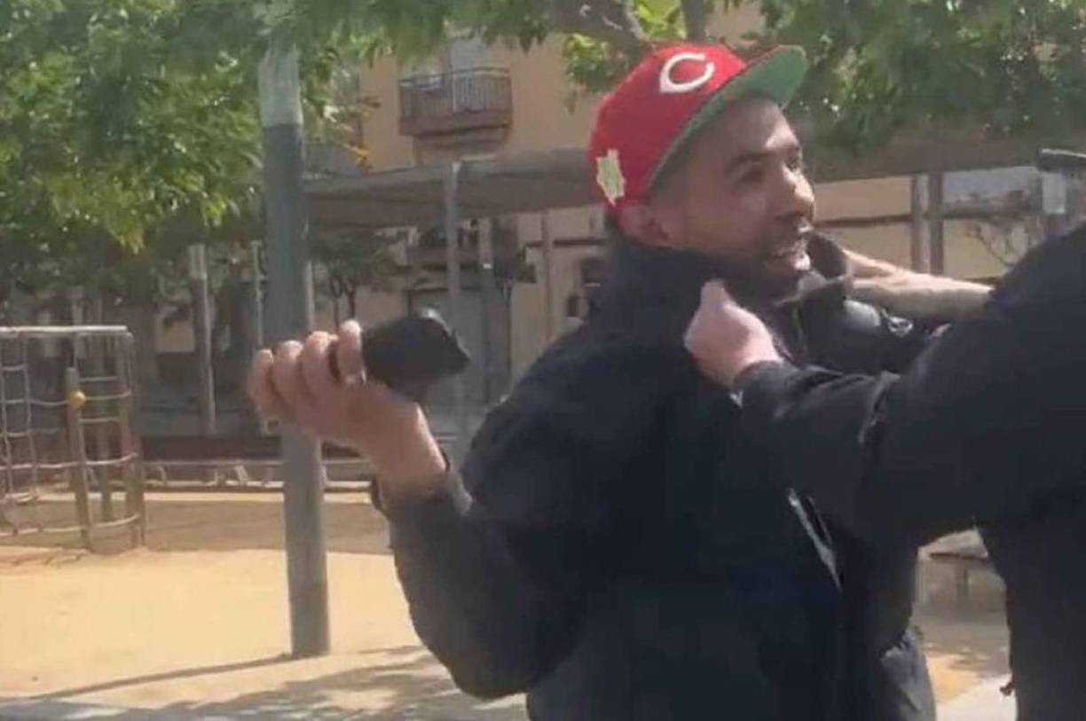 La vida de Mounir Nasroui no ha estado exenta de polémica. En el año 2023, el padre del futbolista fue condenado a pagar una multa de 546 euros por los delitos leves de maltrato y de daños tras atacar una carpa de Vox en Mataró.