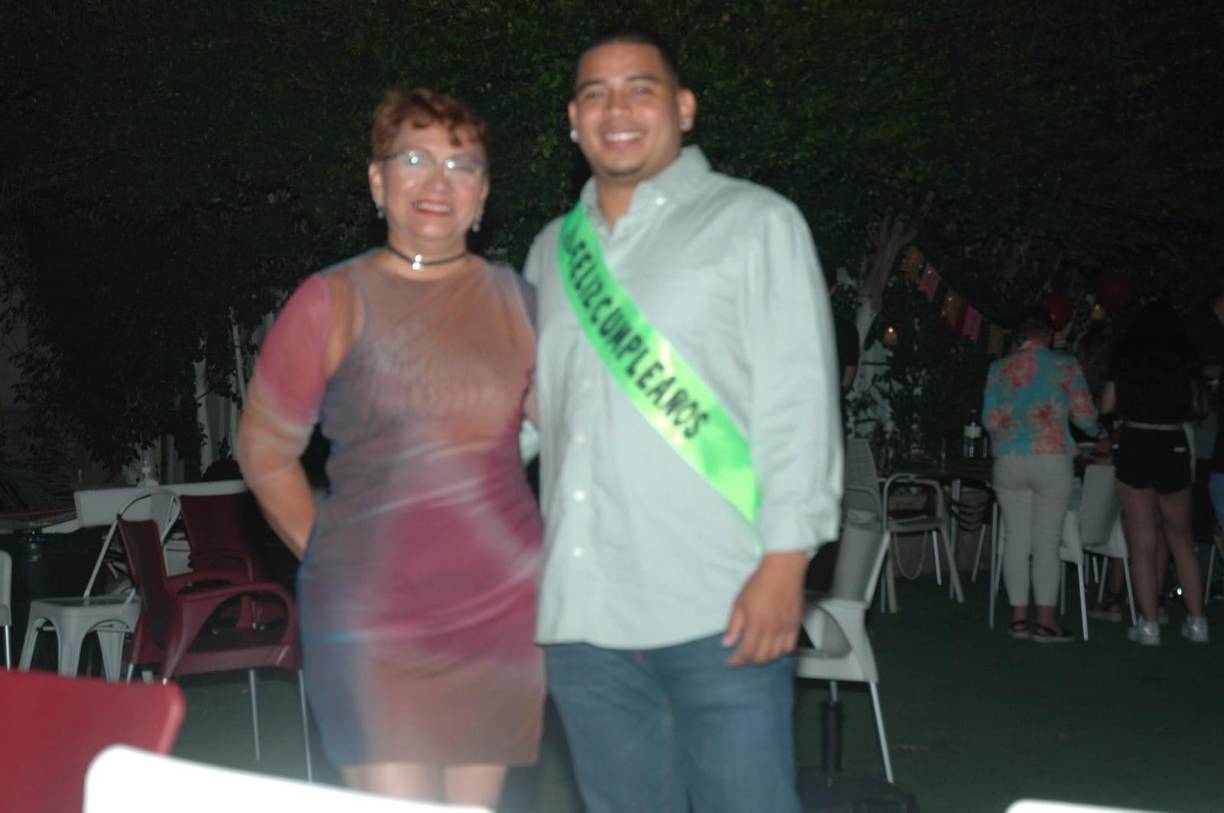 Entre llantos y sin soltar el teléfono móvil, Hernández y los que lo acompañan en esa casa en Chinandega, esperan pacientemente el momento en el que pueda poner punto final a esta tragedia. Según versiones de la familia las víctimas festejaban en la discoteca el cumpleaños número 30 de Erick Alberto Hernández.