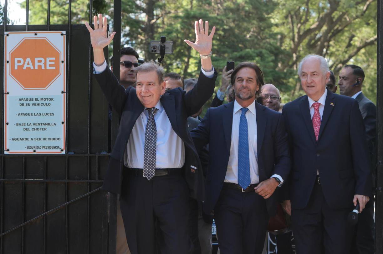  El líder opositor venezolano hizo una parada en Montevideo, donde agradeció al presidente de Uruguay, Luis Lacalle Pou, "por haber sido solidario" con la causa de su país. 