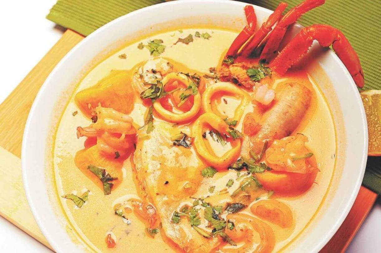 Sopa marinera¿Cómo hacerla?En una olla profunda colocar un poco de aceite a fuego medio, sofreír el ajo, cebolla, chile, cilantro y tomate hasta estar dorado, retirar y licuar todo con un poco del caldo de pescado.Retornar todo a la olla con el resto del caldo de pescado, agregar la leche de coco, la yuca en trozos, banano en trozos, el achiote y la papa, cocinar a fuego medio, hasta que estén blandos los vegetales. Partir por mitad la langosta y agregar a la olla, junto a las jaibas, camarones, caracol y el pescado, dejar cocinar por 3 minutos, salpimentar al gusto, remover todo y servir.