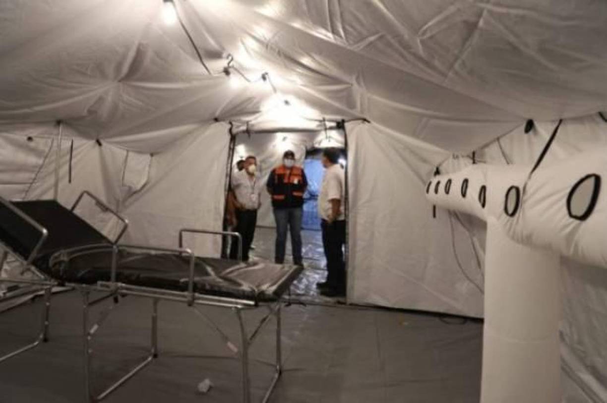 La Fiscalía considera que los encausados se coludieron para defraudar las arcas públicas y beneficiar a la empresa que entregó fueron toldos y camillas de campamento.