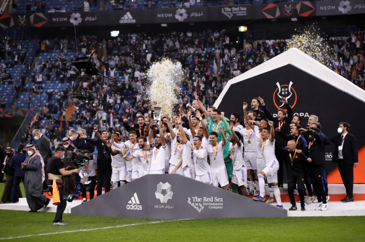 Los jugadores del Real Madrid celebrando con el trofeo de campeones de la Supercopa de España.