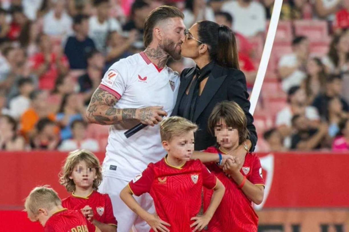 Sergio Ramos apagó todos los rumores en la presentación con el Sevilla donde se enfundó en tremendo beso con Pilar Rubio.