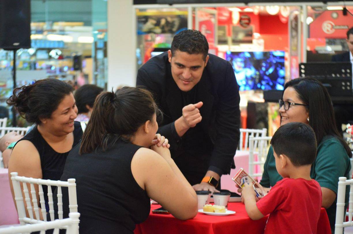 El primer truco que aprendió fue el de la moneda, gracias a que su padre encontró el paso a paso en una revista.