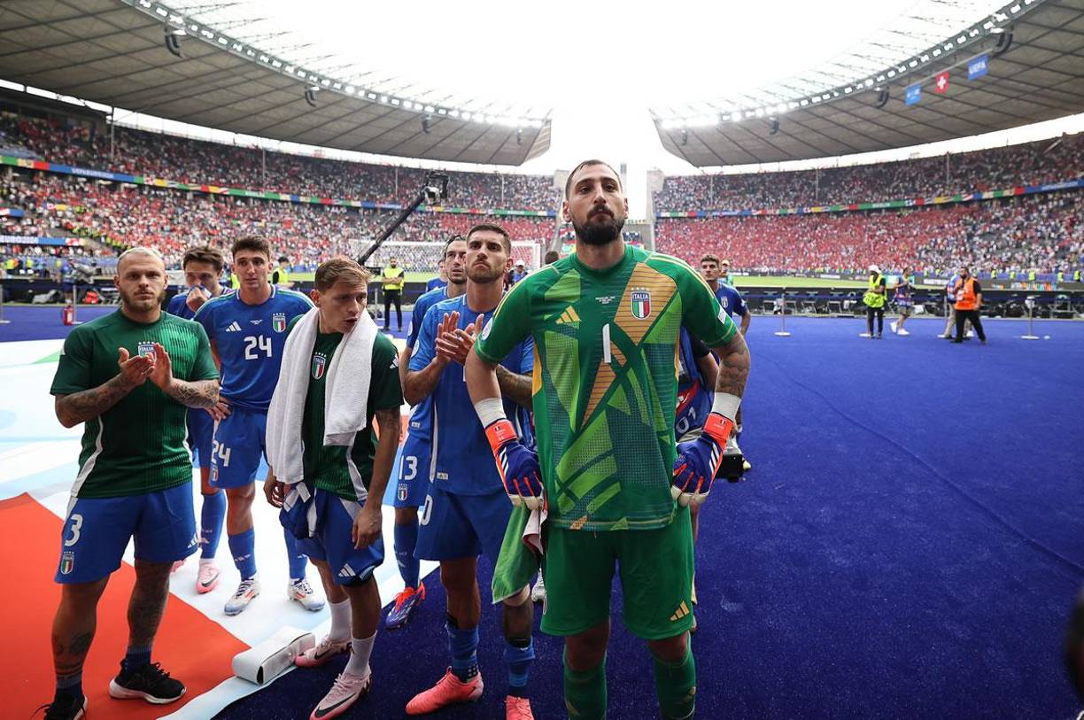 Gianluigi Donnarumma dio la cara ante los aficionados italianos en el Olympiastadion de Berlín.