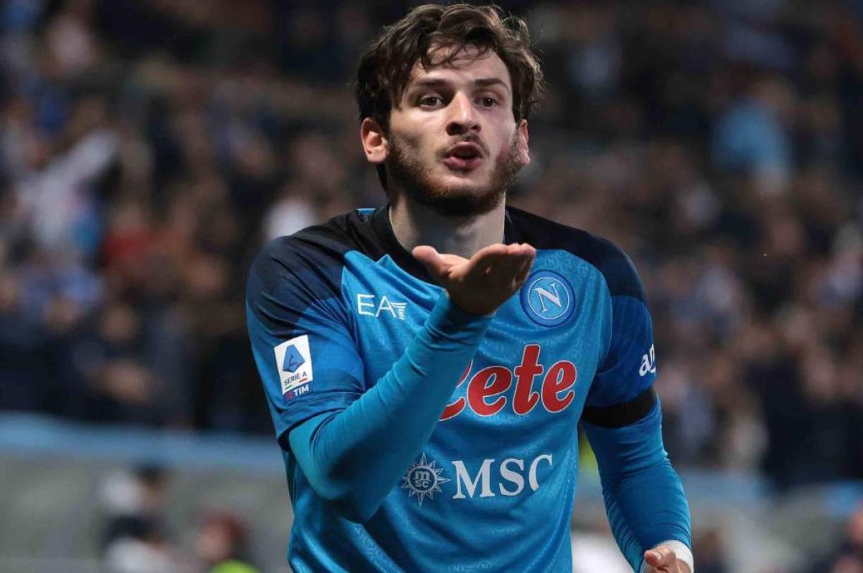 Según apunta ‘Il Mattino’, el Newcastle estaría preparando 90 millones de euros para fichar al talentoso extremo georgiano del Napoli. Kvaratskhelia viene de ser uno de los mejores jugadores de Europa de la pasada temporada, todo un descubrimiento para el gran público.