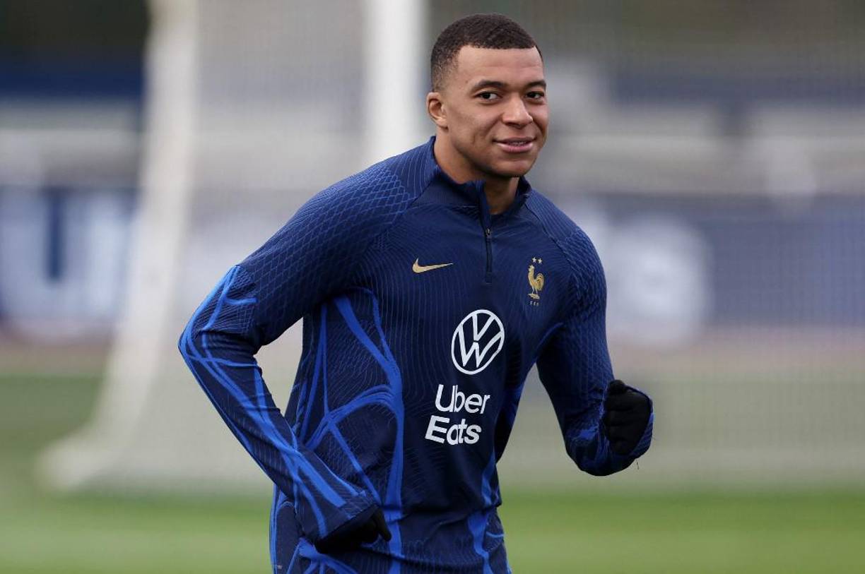 Kylian Mbappé: No es un ‘9’ como tal pero su eficacia goleadora es innegable. Ya el año pasado estuvo más cerca que nunca del Real Madrid y este verano, como ya es habitual, vuelve a ser vinculado al Real Madrid.