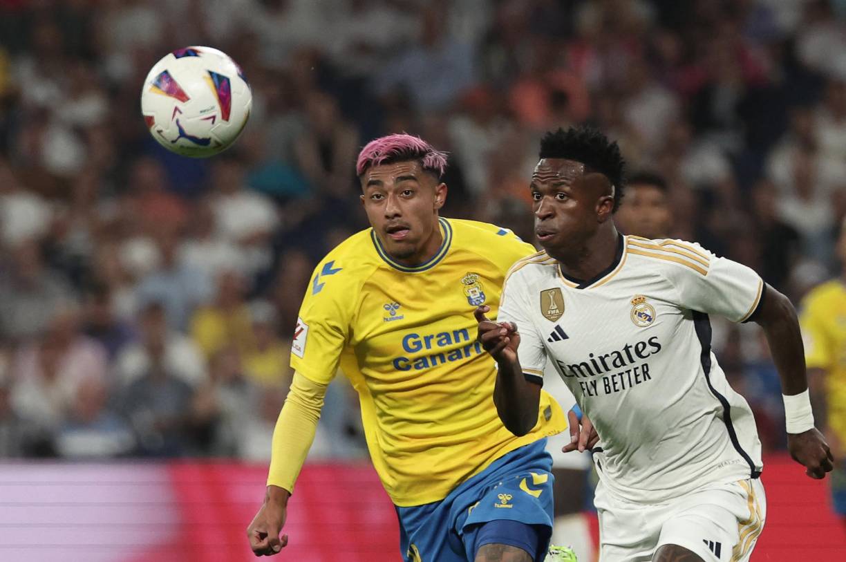 Aún falto de esa chispa de velocidad con la que marca diferencias, Vinícius la pidió desde su entrada y encaró rivales.