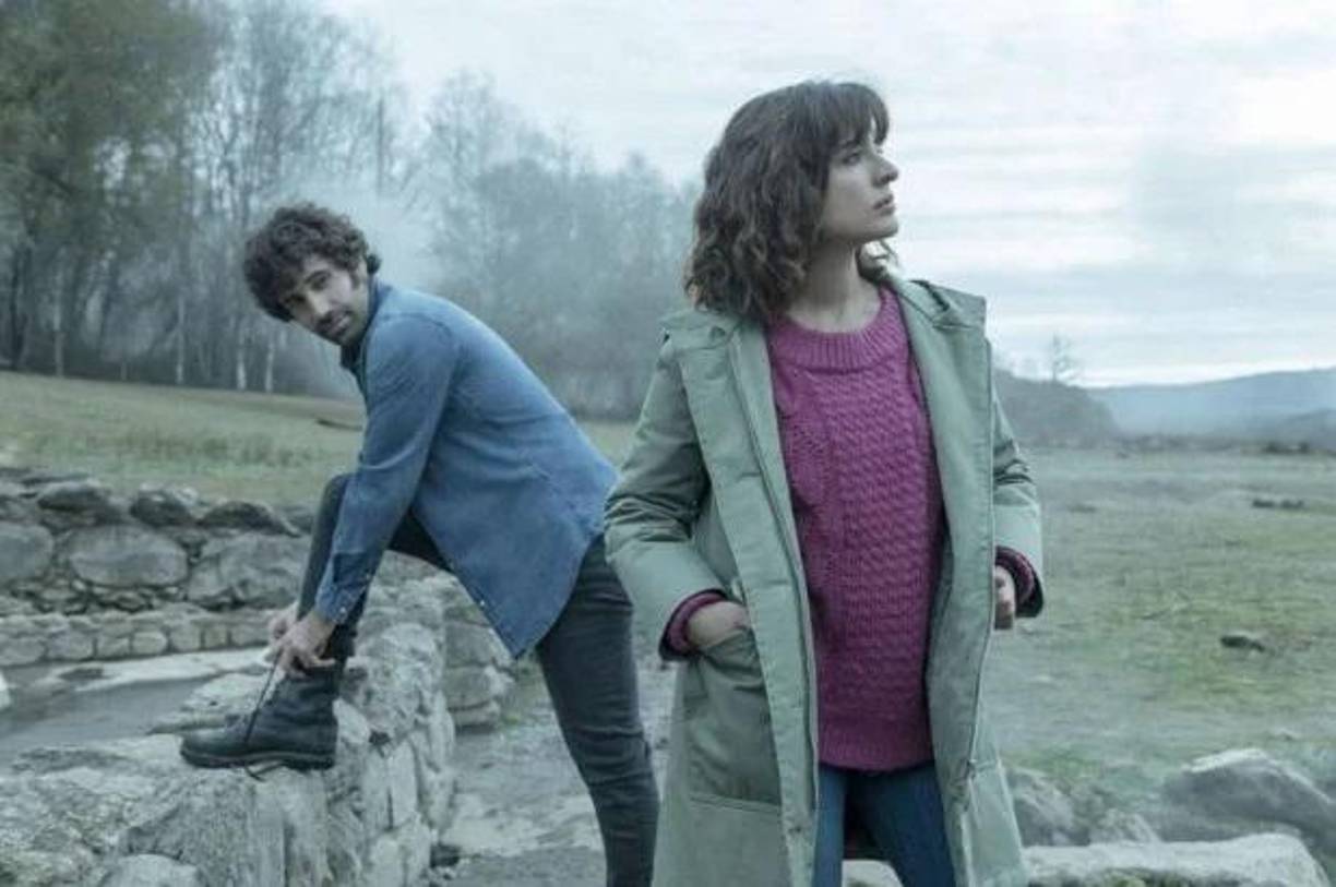 <b>“CLANES” (Netflix)</b><br /><br />La actriz madrileña Clara Lago (‘Ocho apellidos vascos’) regresa al formato televisivo para convertirse en Ana, una abogada que acaba de establecerse en Cambados buscando empezar de cero y que enseguida llama la atención de Daniel (Tamar Novas), hijo de un narcotraficante y cabeza visible del clan de los Padín mientras el padre permanece en prisión.Creada y escrita por Jorge Guerricaechevarría y dirigida por Roger Gual, ‘Clanes’ cuenta en 8 episodios una historia de venganza y amor improbable, que llegará a la plataforma el 21 de junio.