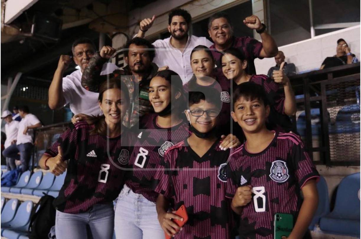 La familia del mediocampista, Salvador Mariscal, llegó al coloso sampedrano para apoyar al jugador del Santos Laguna.