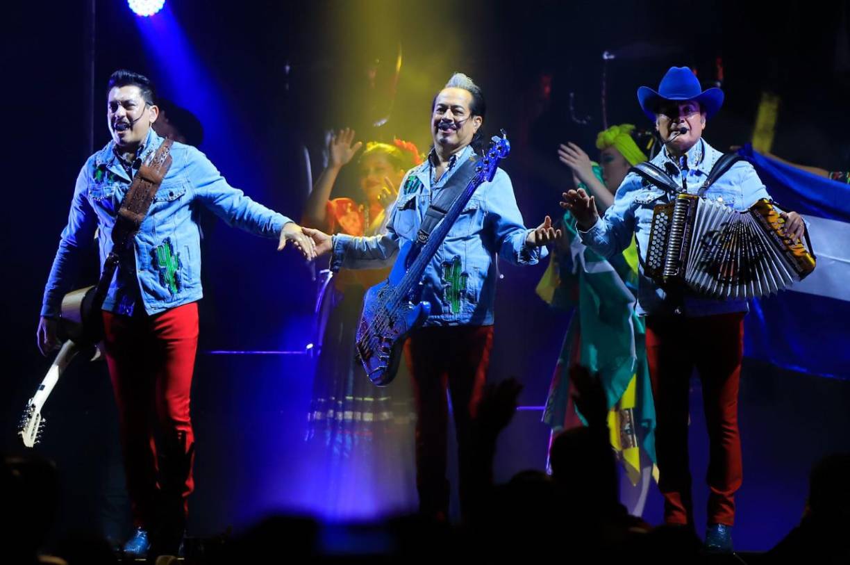 Continuaron con otros inolvidables temas como “No pude enamorarme más”, “La reina del sur” y “La mesa del rincón”. 