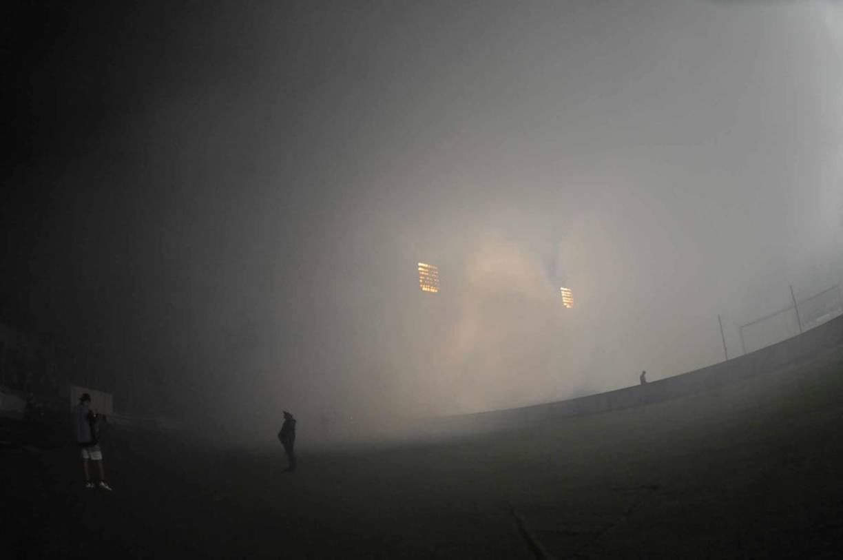 La cancha del estadio Nacional Chelato Uclés terminó con una nube de humo por las bengalas de los aficionados del Olimpia.