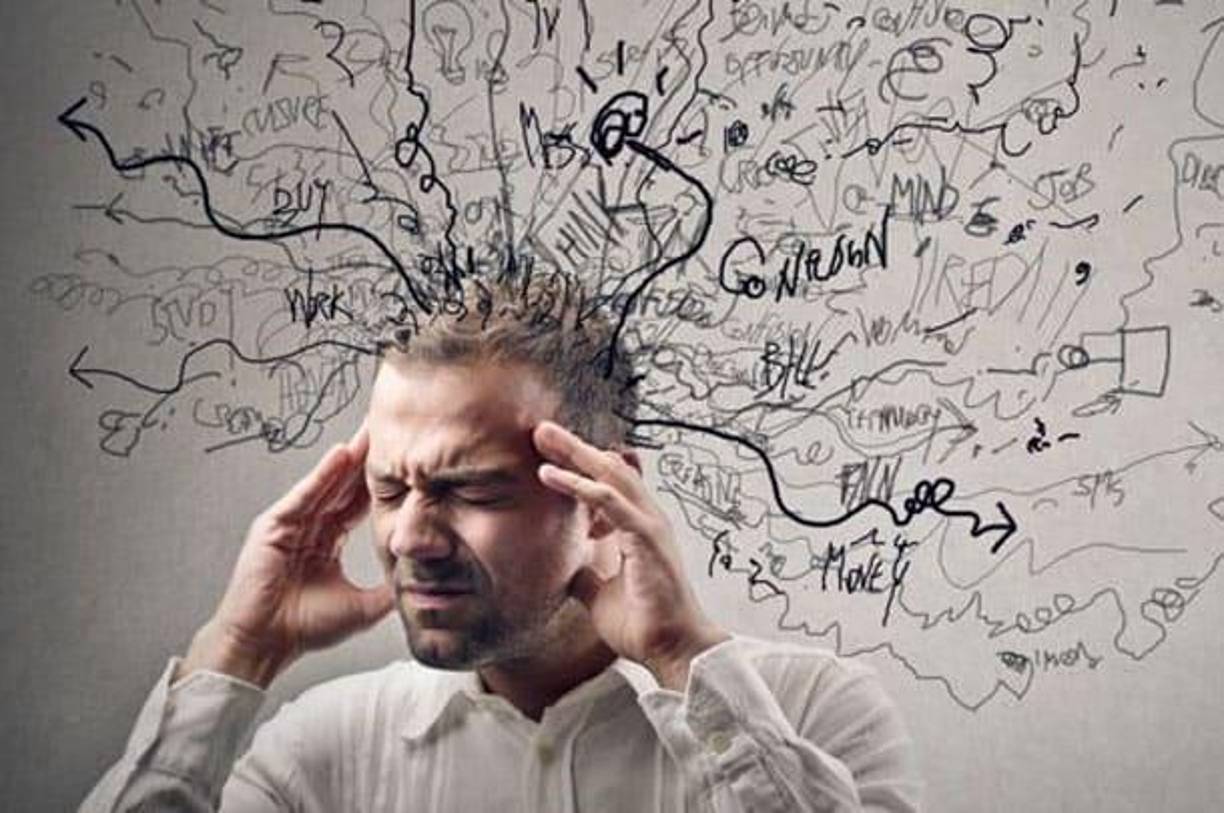 La norepinefrina está involucrada en la respuesta al estrés y la regulación del estado de ánimo. Este neurotransmisor aumenta la alerta y la atención, y su liberación puede ser provocada por situaciones estresantes o excitantes. La interacción de estos neurotransmisores con las diferentes estructuras cerebrales crea una compleja red de comunicación que da lugar a las diversas emociones humanas. La comprensión de estos procesos biológicos es fundamental para abordar trastornos emocionales y desarrollar tratamientos efectivos.