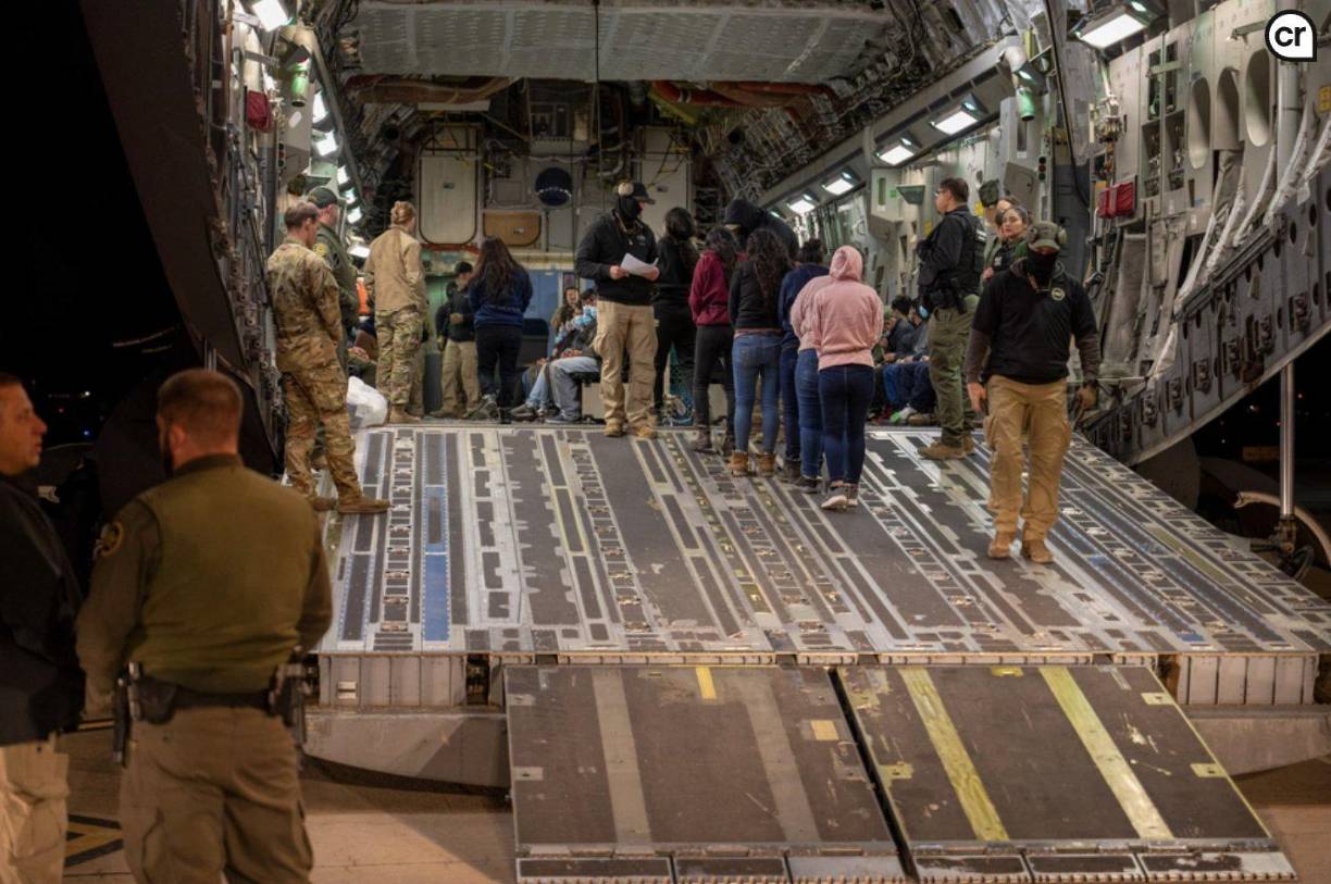 El Pentágono confirmó hoy en un comunicado que comenzaron a usar aviones militares para realizar estos vuelos de deportación, que normalmente se realizan en aviones civiles.