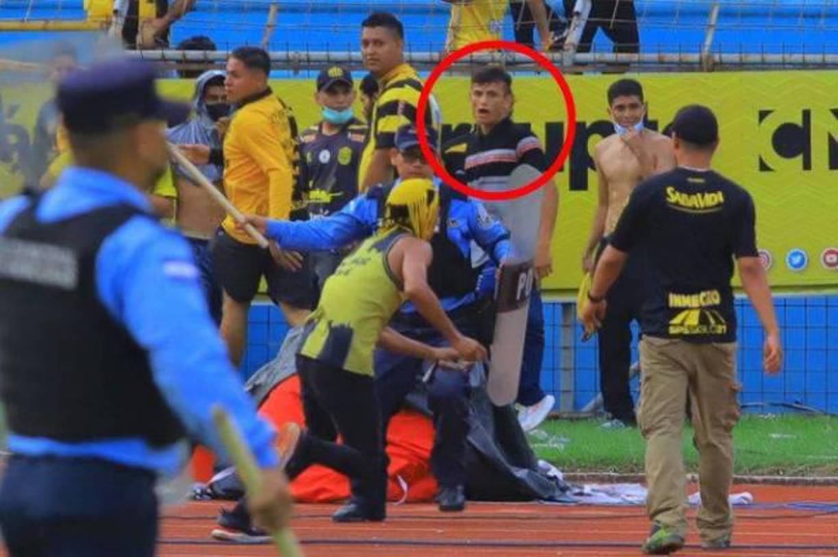 El domingo 29 de mayo, Wilson Ariel Pérez Hernández agredió a una oficial de la Policía en el estadio Olímpico durante el partido final de Real España-Motagua, y la reprochable acción derivó que la Secretaría de Seguridad ofreciera una recompensa de 100,000 lempiras.