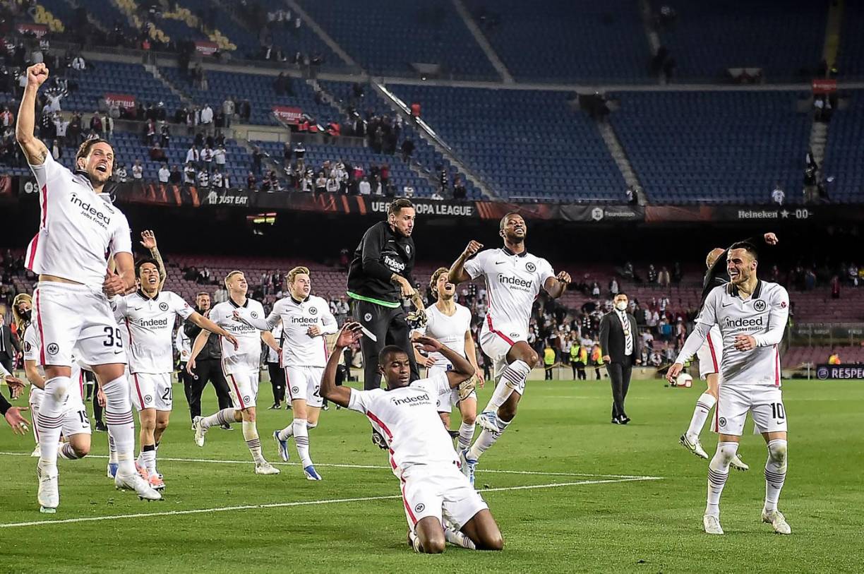 Los jugadores del Eintracht Frankfurt celebrando con sus aficionados en el Camp Nou la clasificación a semifinales de la Europa League.