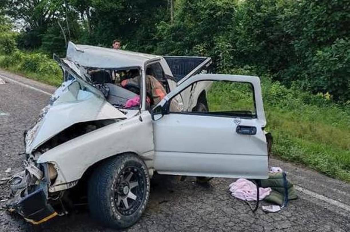 Dos vehículos, tipo pick-ups, impactaron frontalmente en la carretera CA-13, a la altura de la aldea Buena Vista. 