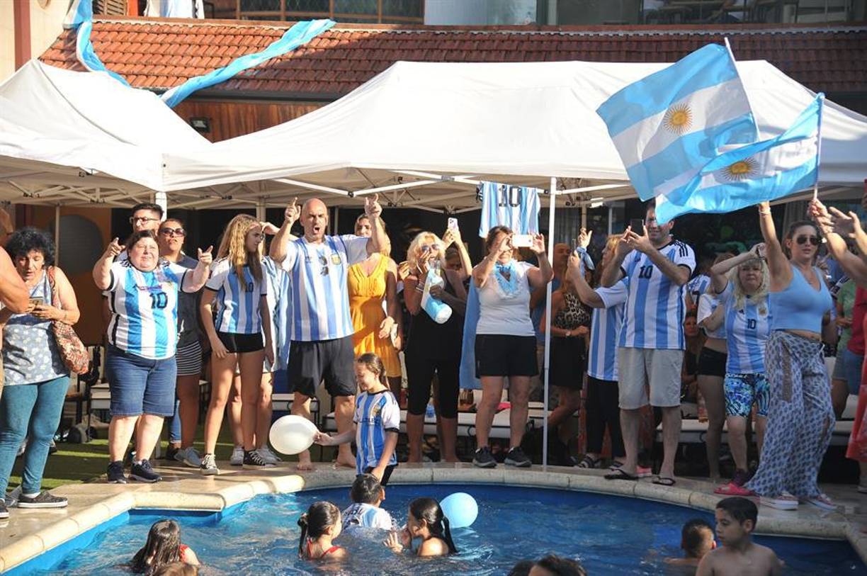 Aficionados también llegaron a la casa de Maradona para disfrutar de la semifinal.