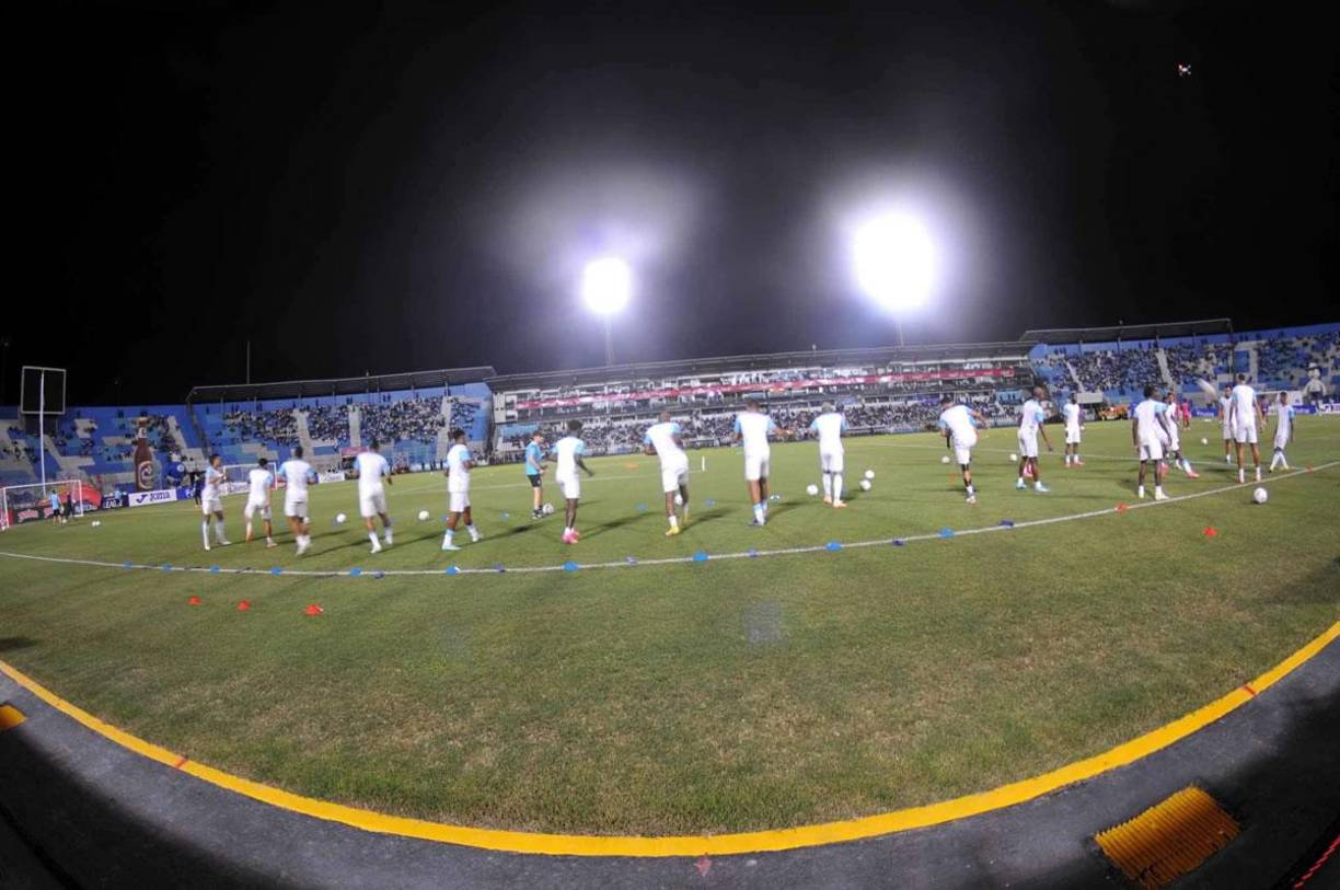 Así lucía el estadio Nacional Chelato Uclés minutos antes del inicio del partido.