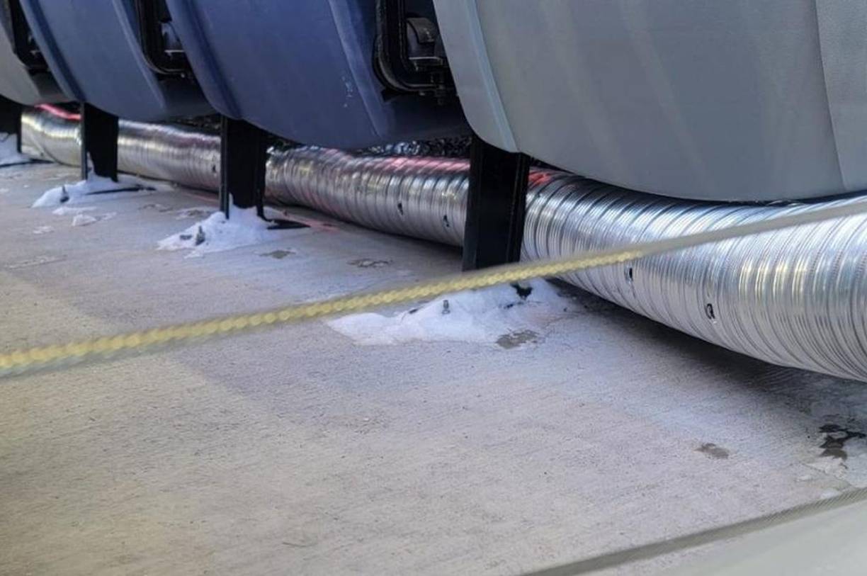 El sistema de calefacción fue instalado por abajo de los asientos del banco de suplentes.