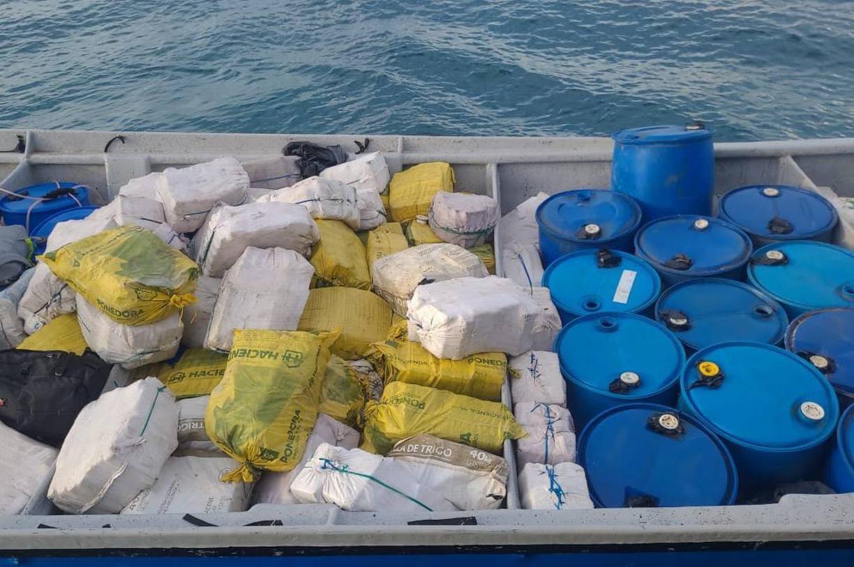 La lancha y los cinco colombianos están siendo remitidos a la estación de la Fuerza Naval de Puerto Castilla, donde se hará el recuento de la presunta droga.