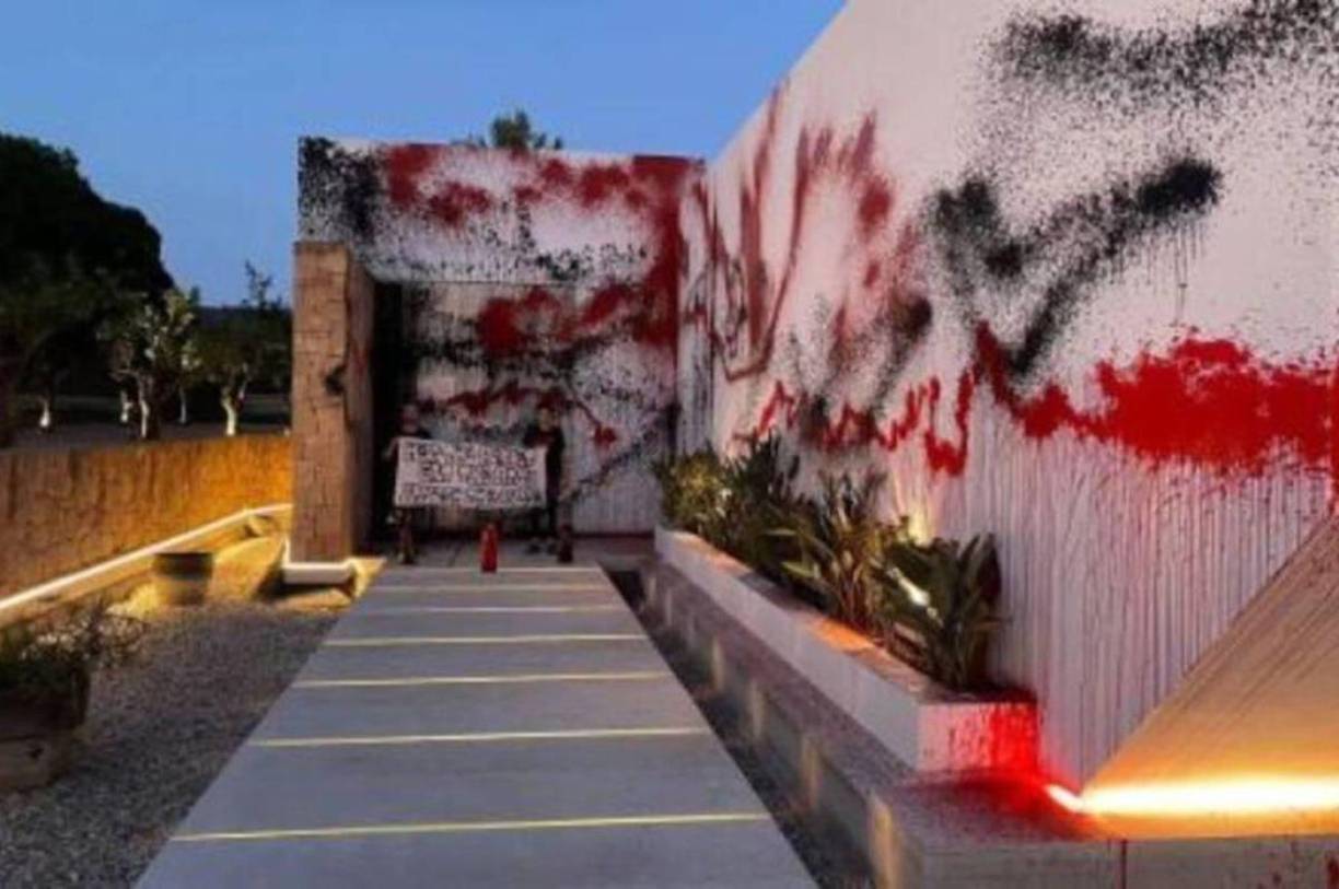 Miembros del grupo Futuro Vegetal divulgaron un video frente a la casa cerca de Cala Tarida, en la costa oeste de Ibiza, con una pancarta con la leyenda, en inglés, “Ayuda al planeta, cómete un rico. Abolir la policía”.