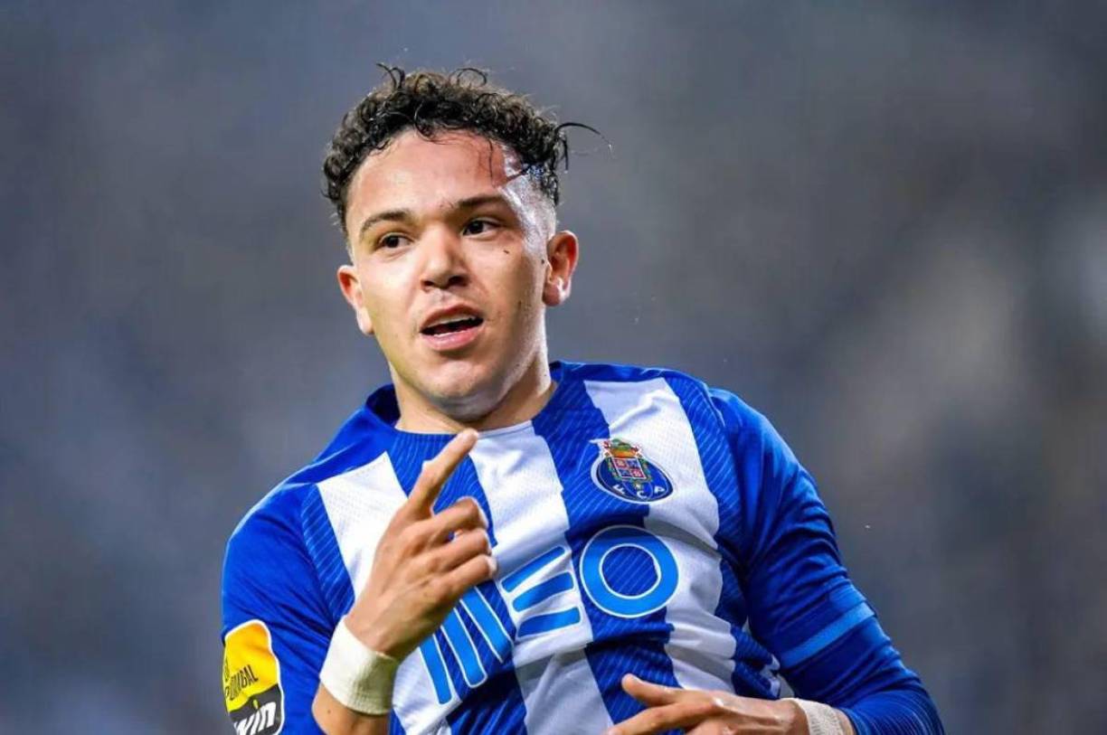 Según informan desde Portugal, el Barcelona estaría insistiendo con la posibilidad de que el Barcelona esté detrás de Pepê del Porto que tiene contrato hasta 2027 y una cláusula de rescisión de 75 millones de euros.