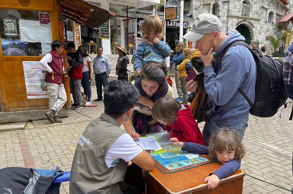 En tanto, al menos 400 turistas quedaron varados en Aguas Calientes/MachuPicchu, el pueblo al pie de la montaña de la urbe de piedra incaica que es una joya turística de Perú, ante las protestas. El Gobierno trabaja para evacuarlos.
