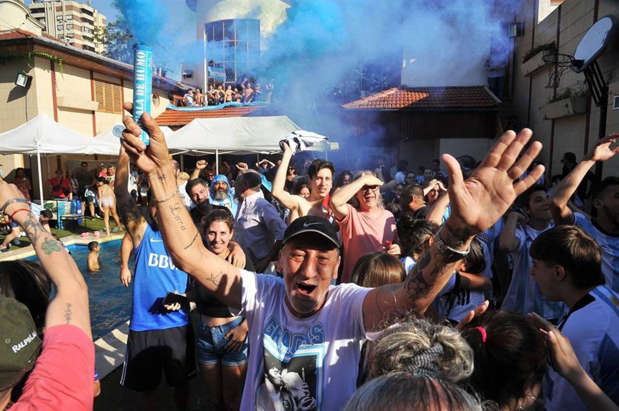 Cientos de personas llenaron de una ola azul la casa de la figura del fútbol argentino.
