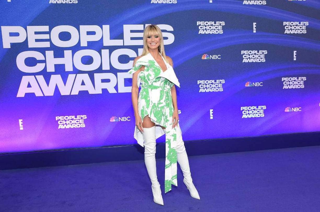 PEORES VESTIDOS DE LA GALA. La modelo alemana Heidi Klum no encantó con este atuendo en color blanco y verde. 