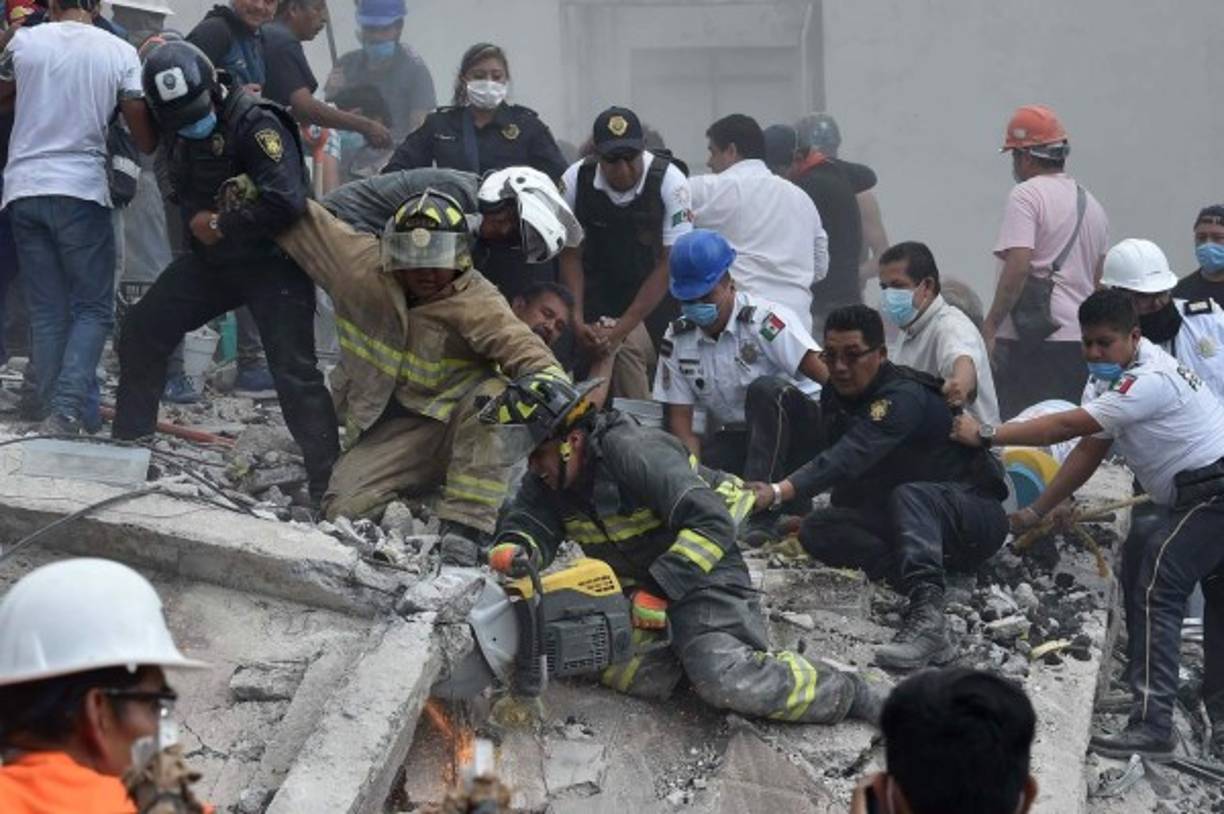 Varios edificios sucumbieron tras el potente terremoto, dejando a cientos de personas atrapadas entre los escombros. Las autoridades reportaron la muerte de más de 400 personas.