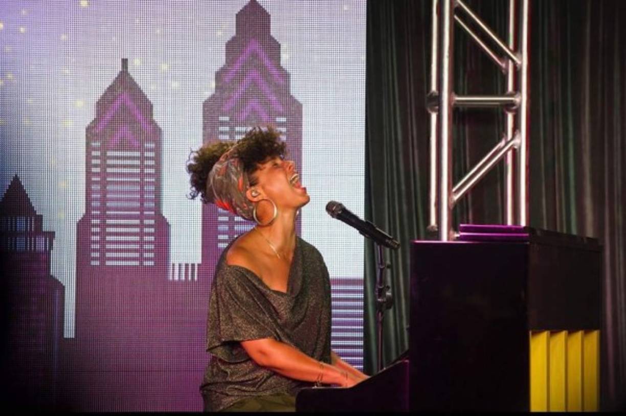Alicia Keys tampoco se la quieso perder, la cantante pidió una reforma de la justicia y del sistema criminal. Aprovechó su estancia para participar en un coloquio y criticar el discurso de Trump.
