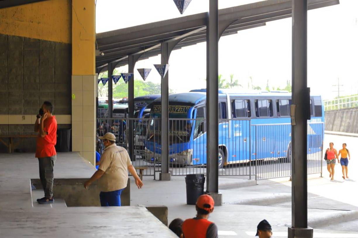 Aunque, en horas de la mañana, el tránsito de personas por la terminal de buses no era tan frecuentado, se espera que durante la tarde sea más movido. Fotografía: La Prensa / Melvin Cubas