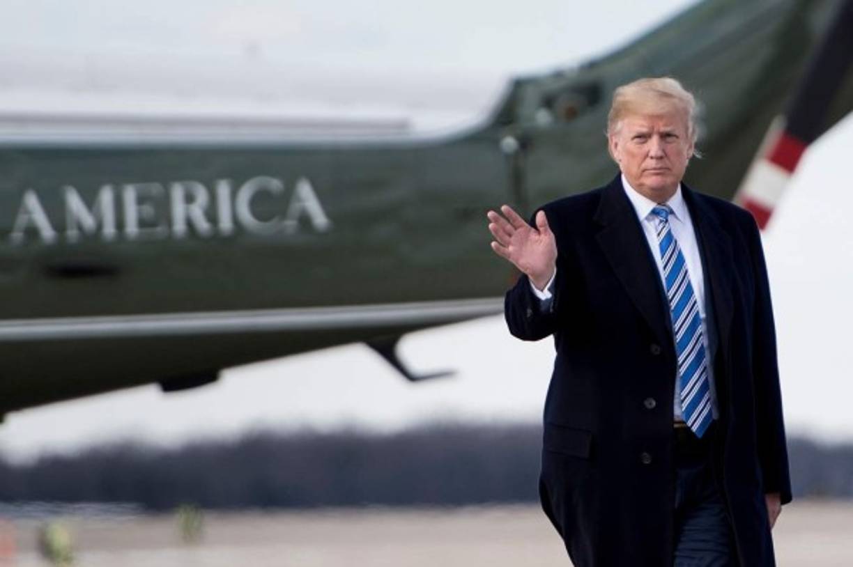 EL PAPEL DE CAMBRIDGE ANALYTICA EN LA VICTORIA DE TRUMP EN EEUU<br/>Un exempleado de la firma explicó que con la información obtenida de Kogan, la firma creó perfiles sicólógicos de cada usuario de Facebook a cuyo perfil accedieron.<br/>De esa forma la firma podía saber qué contenidos enviar a esas personas. Pero eso no fue todo.<br/>La fuente añade que se encargaron de hacer circular noticias falsas que luego se viralizaron. <br/>En este punto hay que mencionar de Stephen Bannon, uno de los asesores de Trump, fue quien contrato a Cambridge Analytica y esta se encargó de cambiar, no la política, sino 'la cultura' de los usuarios quienes fueron dirigidos a sitios que comenzaron a influir en sus decisiones, con la probabilidad de que favorecieran a quien terminó ganando las elecciones estadounidenses.