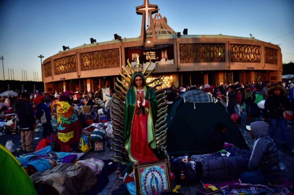 Llegados de diferentes estados e incluso de otros países latinoamericanos, los devotos llenaron las calles que conducen al templo en honor de la Guadalupana, donde se conmemoran sus apariciones a Juan Diego.<br/>