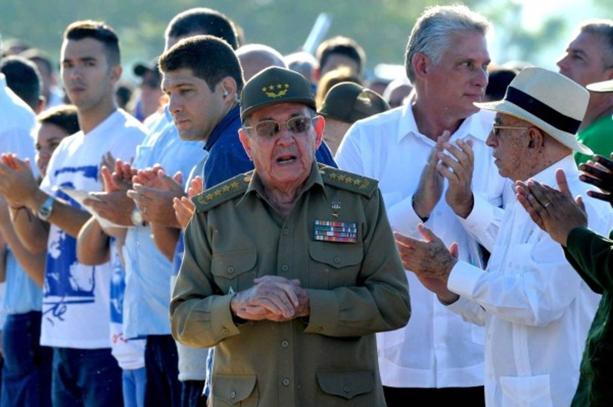 Cuban President Raul Castro (C) participates in the commemoration of the 50th anniversary of Ernesto 'Che' Guevara's death at the Che Guevara Memorial in Santa Clara, Cuba on October 8, 2017.<br/>P / AFP PHOTO / YAMIL LAGE