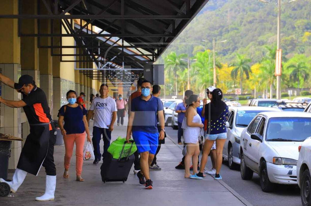Desde tempranas horas de hoy domingo, muchos ciudadanos que retornan de sus lugares de origen, comenzaron a concurrir la gran Central Metropolitana de Buses en San Pedro Sula. Fotografía: La Prensa / Melvin Cubas