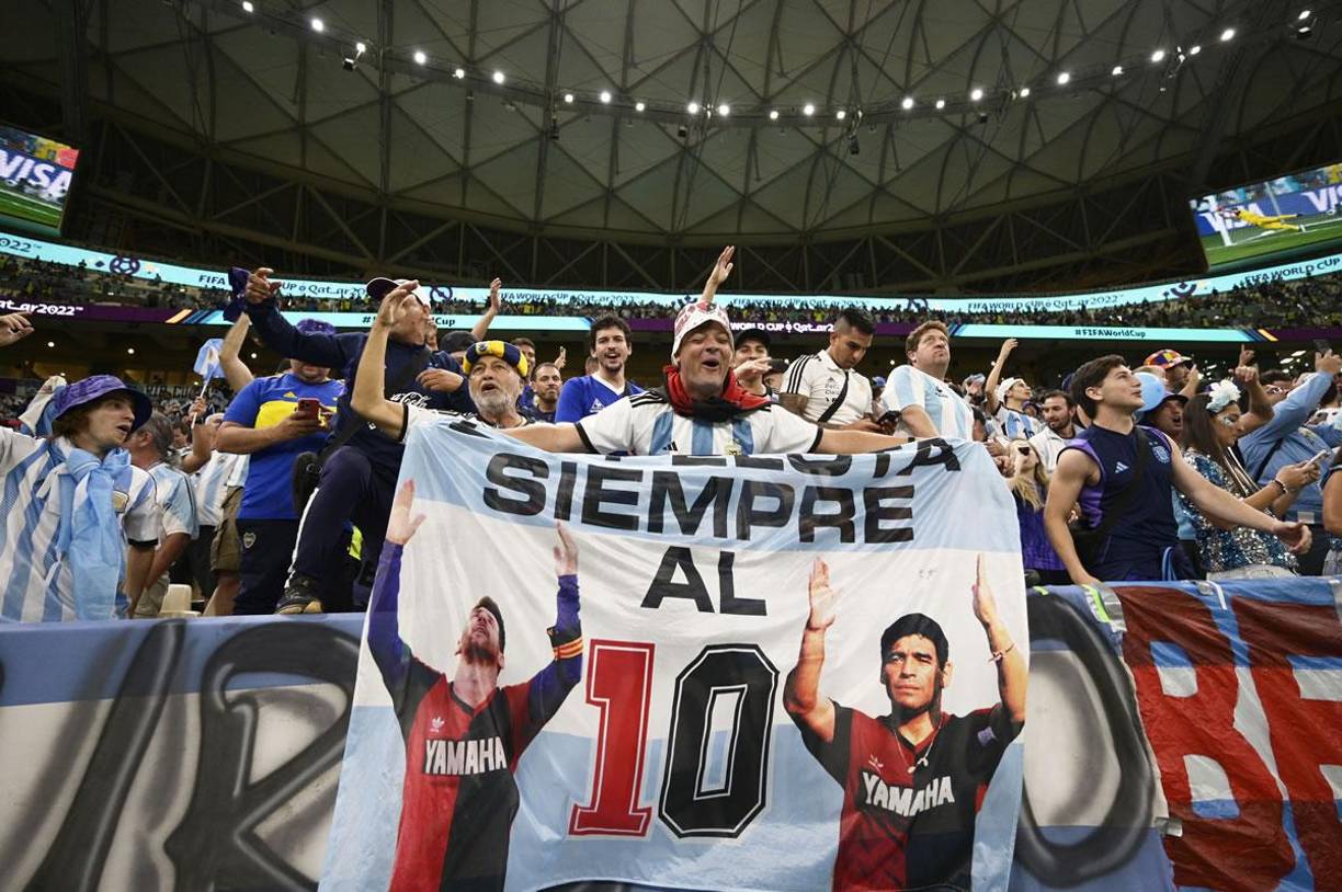 Maradona y Messi, siempre presentes en las mantas de los aficionados argentinos.