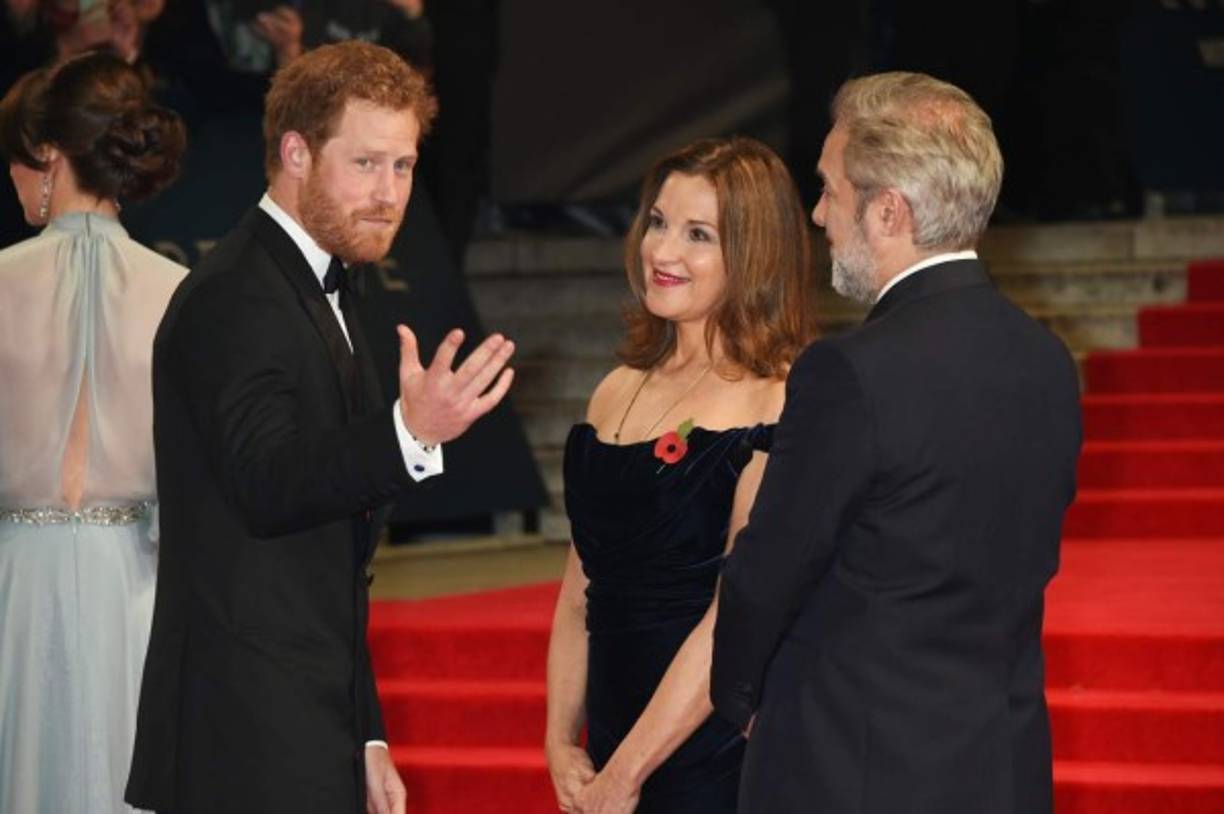El príncipe Harry fue recibido por Sam Mendes y por la productora Barbara Broccoli.