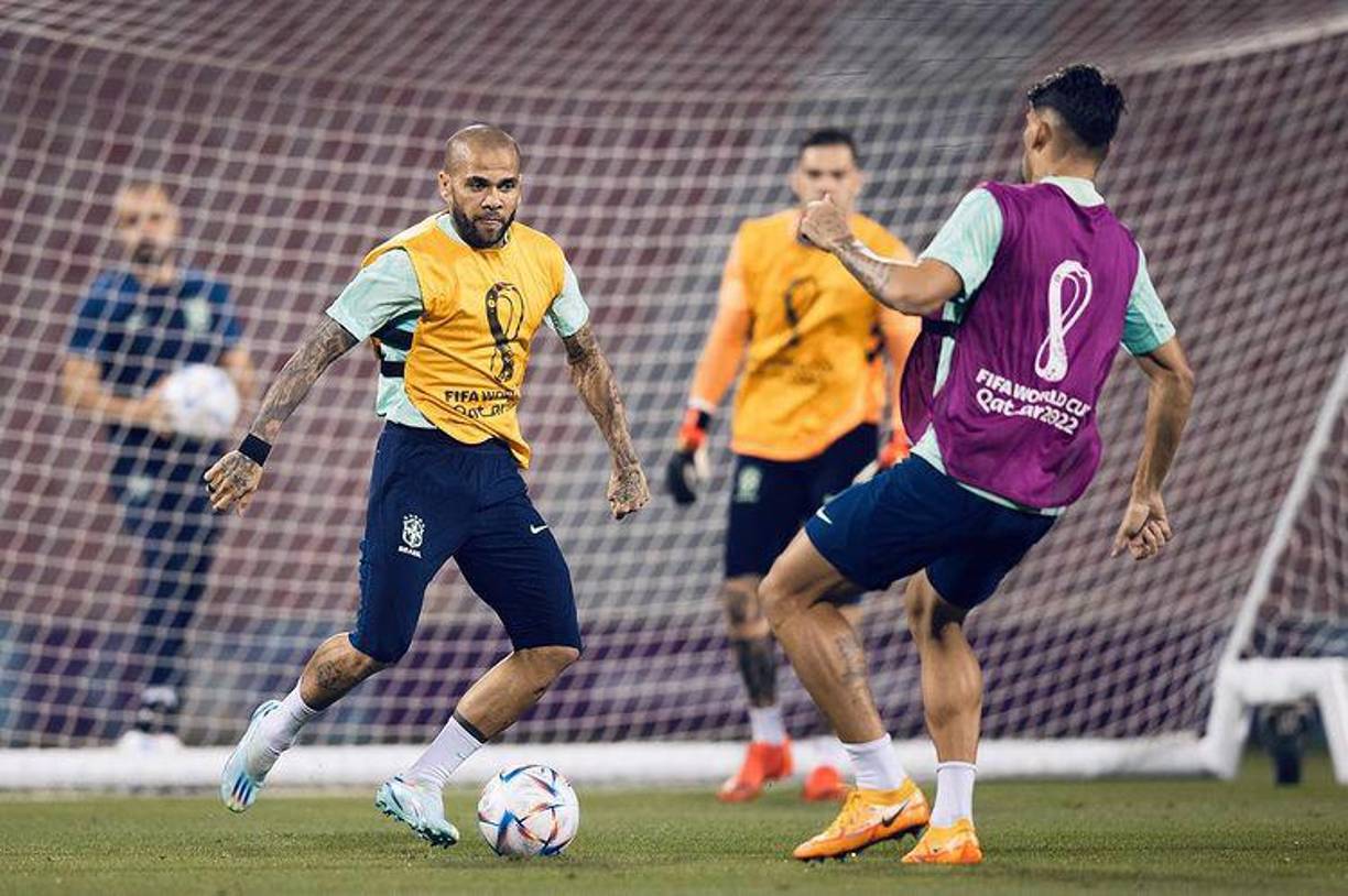 La denunciante afirma que<b> Alves</b> quiso invitarlas a cava y comenzó a tontear con las tres, pegándose mucho a ellas y tocándolas.