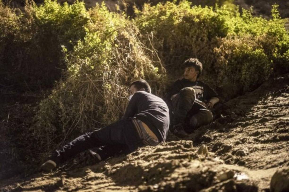 Desesperados, los migrantes buscan las formas de flanquear el muro que divide a Estados Unidos de México y entrar a territorio americano.