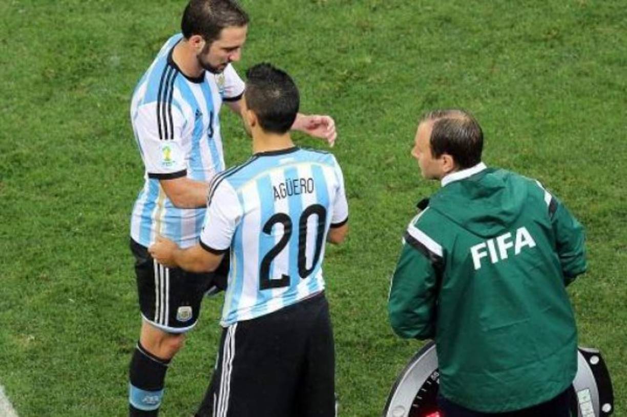 4- El jugador sustituido no estará obligado a salir por el centro del campo: El futbolista que sea cambiado por su entrenador podrá abandonar el terreno de juego por donde se encuentre en ese momento. Así, ya no tendrá que marcharse por el centro del campo.