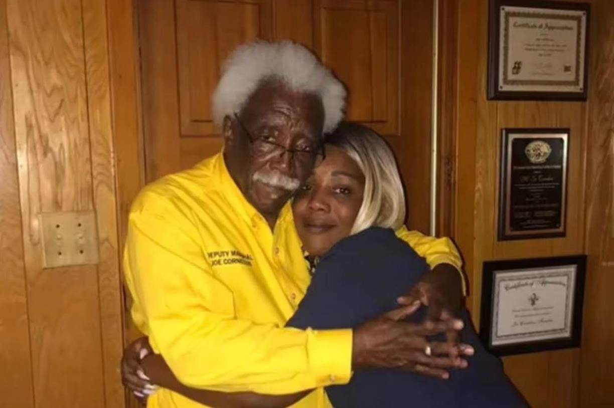 Las víctimas fueron identificadas como Joe Cornelius Sr., de 82 años, y Keisha Miles, de 31, residentes en Minden, Louisiana.