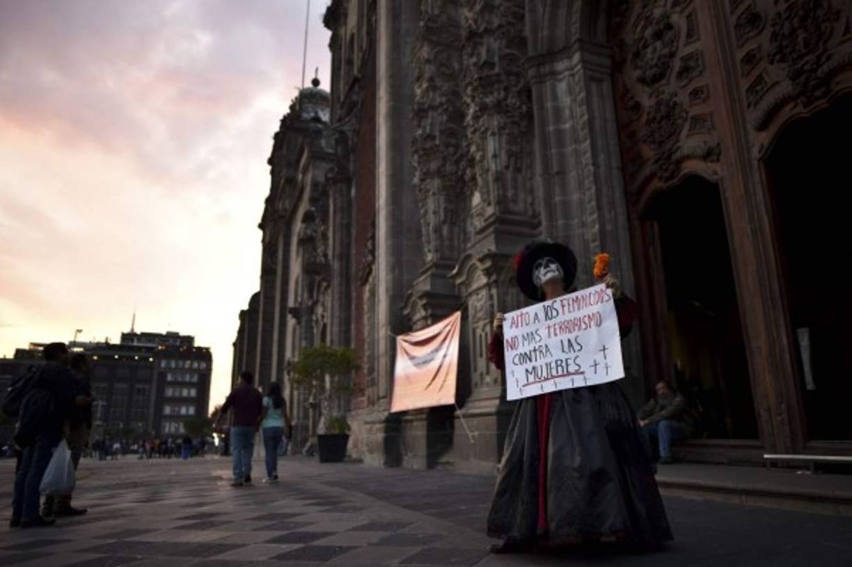 El Día de Muertos es una celebración tradicional de origen mesoamericano que honra a los difuntos. Se celebra principalmente los días 1 y 2 de noviembre, aunque en algunos lugares comienza desde el 31 de octubre.