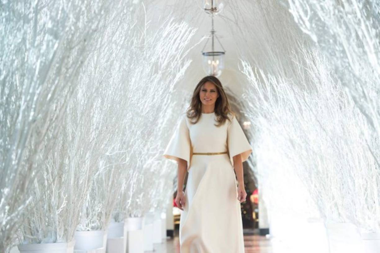 Melania mostró a los reporteros la famosa ala este de la Casa Blanca, que luce decoraciones en tonalidad blanca.