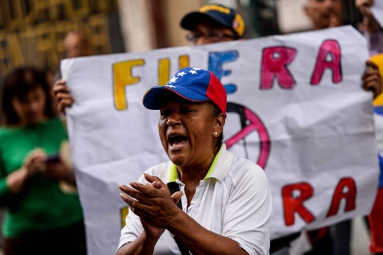 Opposition activists demonstrate against the government of Venezuelan President Nicolas Maduro, in Caracas on June 26, 2017. <br/>A political and economic crisis in the oil-producing country has spawned often violent demonstrations by protesters demanding Maduro's resignation and new elections. The unrest has left 75 people dead since April 1. / AFP PHOTO / FEDERICO PARRA