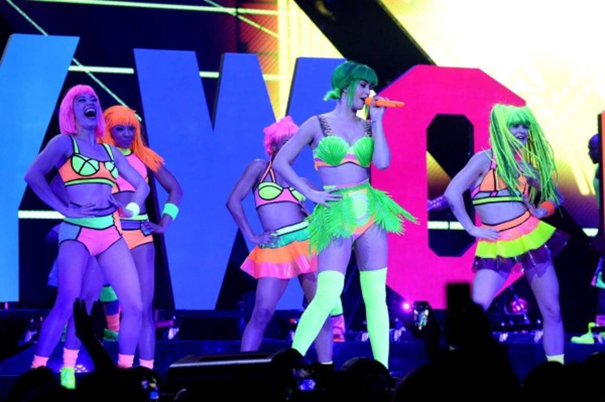 Algunos acusan a la cantante de usar ropa con colores que atrae a los niños y así los idiotiza para volverlos en sus fans.