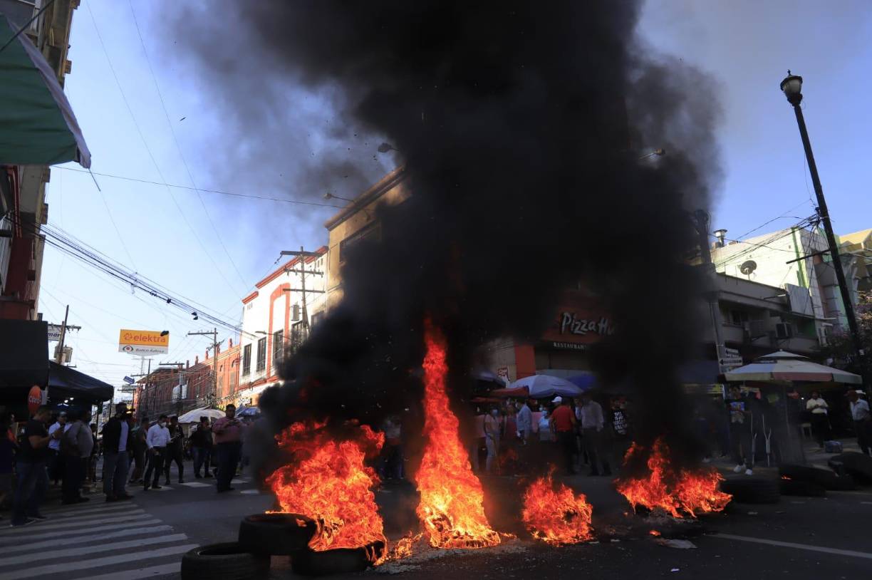 Quemando llantas, vociferando consignas y obstruyendo el tráfico, los ciudadanos se tomaron la tercera avenida, entre la 1 y 2 calle del centro de la ciudad, durante la mañana de este martes. 